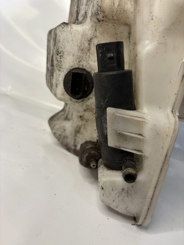 Bocal lave-glace VW Passat B6