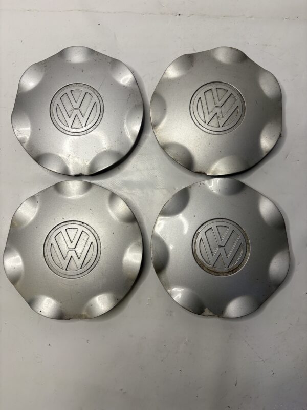 IMG_9672 (1) Lot 4 centres de roue VW Golf 3