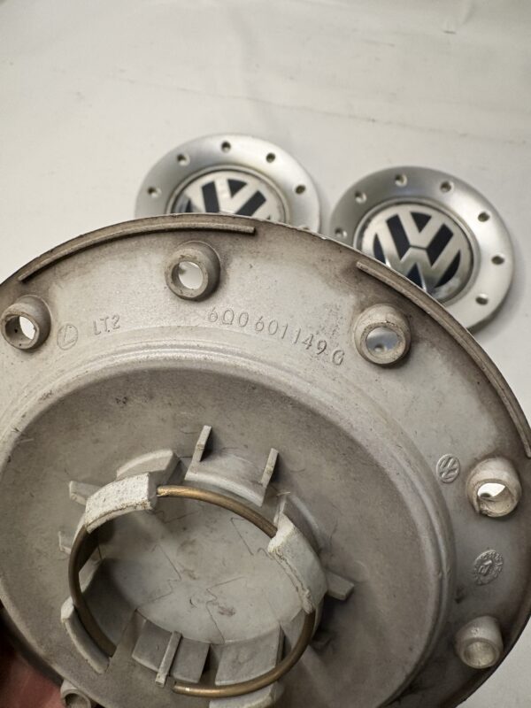 IMG_9679 Lot 4 centres de roue VW Polo 9N